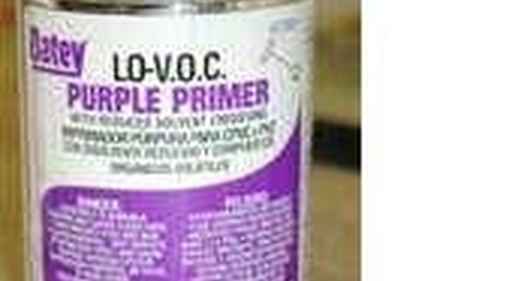 A cola de cano de PVC vem com um aplicador para canos