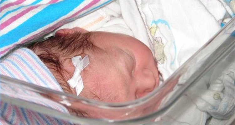 Las recién nacidas quedan hermosas con un moño en su cabello.