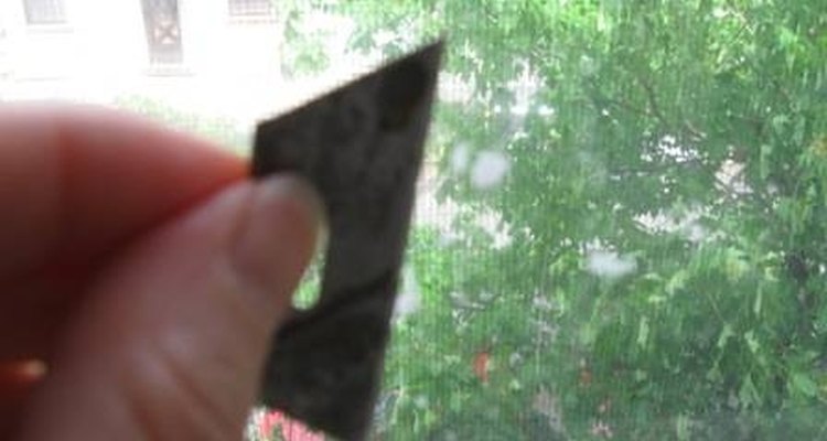 Raspa el exceso de pasta de dientes con una hoja de afeitar.