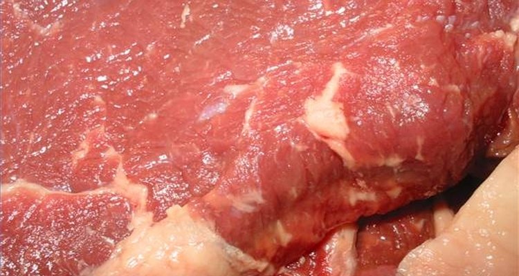 Obtenha informações sobre o correto descongelamento, armazenamento e manuseio da carne crua