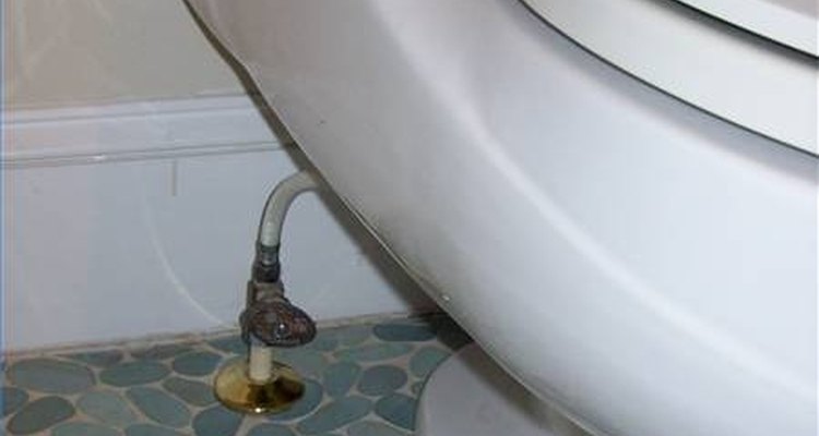 Desligue a válvula de alimentação de água do vaso sanitário