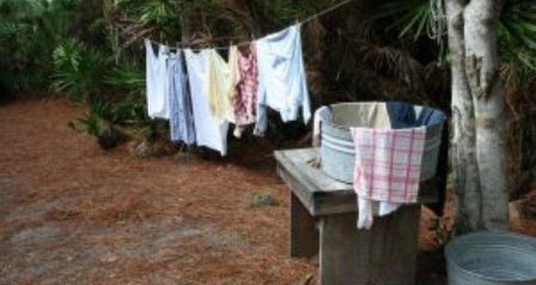As roupas lavadas à mão secam mais rápido quando bem torcidas