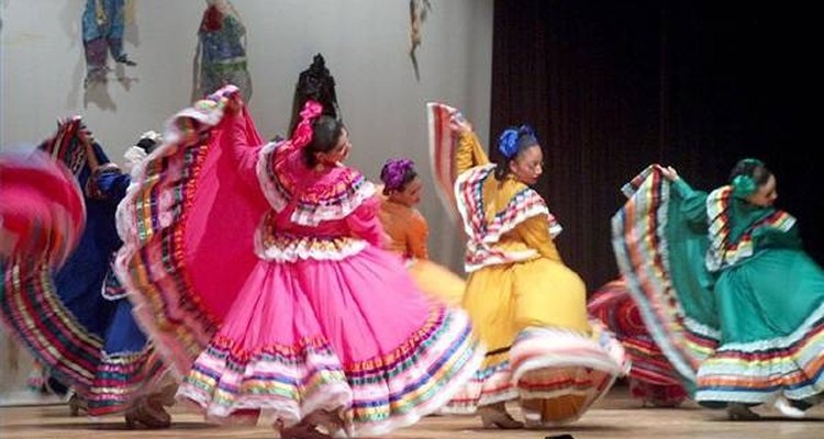 A dança folclórica mexicana é uma tradição culturalmente preservada e passada de geração a geração