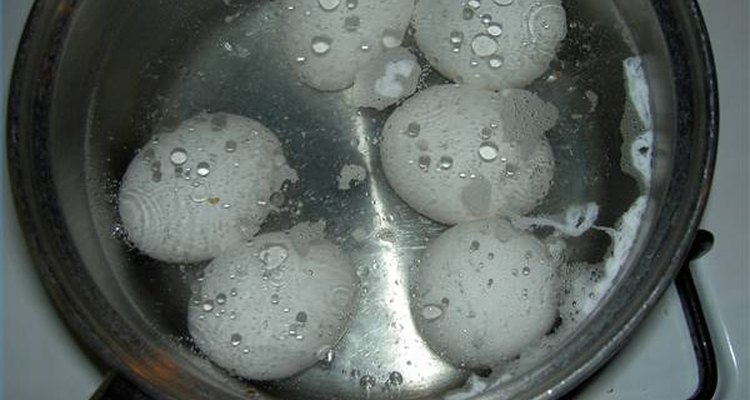 Hervir huevos de gallina a menudo puede llenar la cocina con un aroma desagradable.