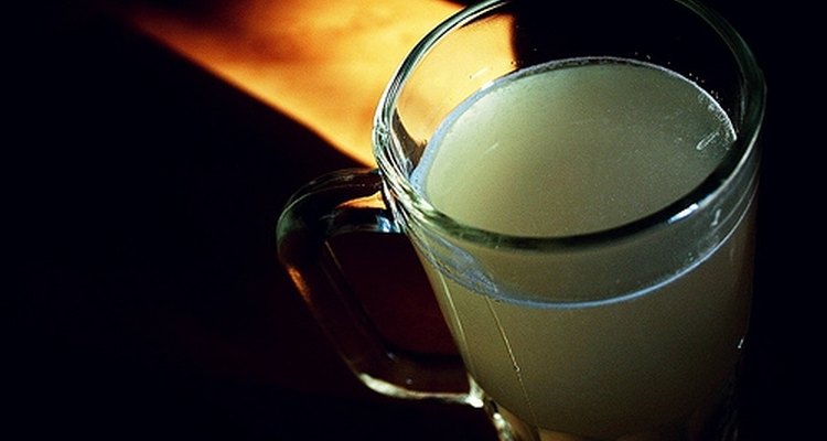 Um coquetel de manhã de água morna, mel escuro e limão ou suco de limão pode ajudá-lo a limpar o sistema de toxinas