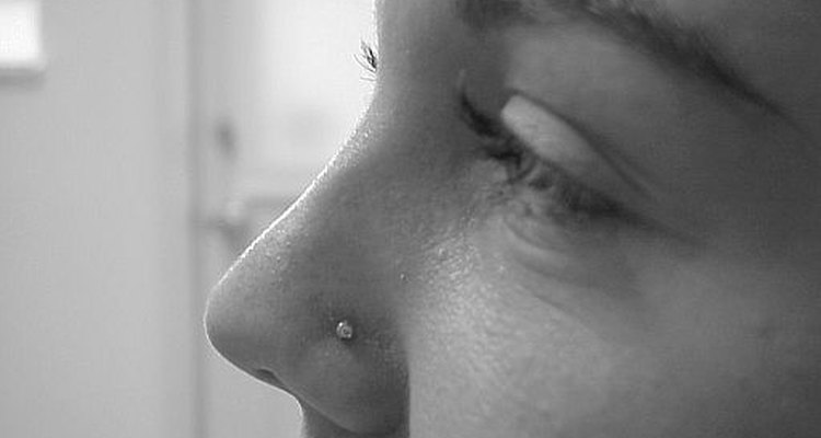 Os piercings no nariz podem ser usados como adorno e, em algumas culturas, eles simbolizam status social