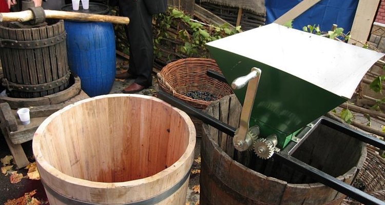 Aprende cuáles son las herramientas para la fabricación de vino.