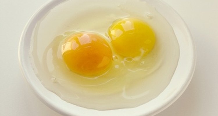 Bate los huevos suavemente.