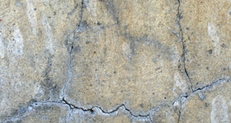 El daño causado por las filtraciones de agua debilita las paredes de concreto.