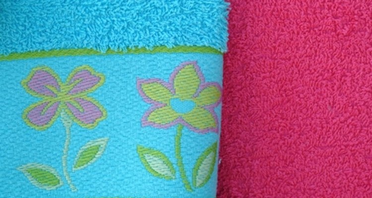 Detalles bordados pueden agregar interés a una toalla de baño aburrida.