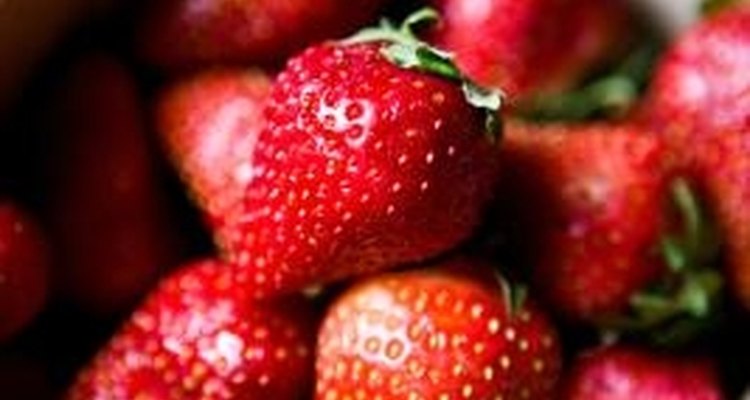 Utiliza fresas frescas para hacer extracto de fresas natural.