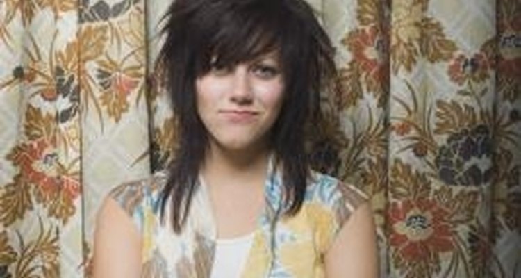 Este estilo de cabello es apropiado para asistir a la escuela y aún así conservar un estilo Emo.