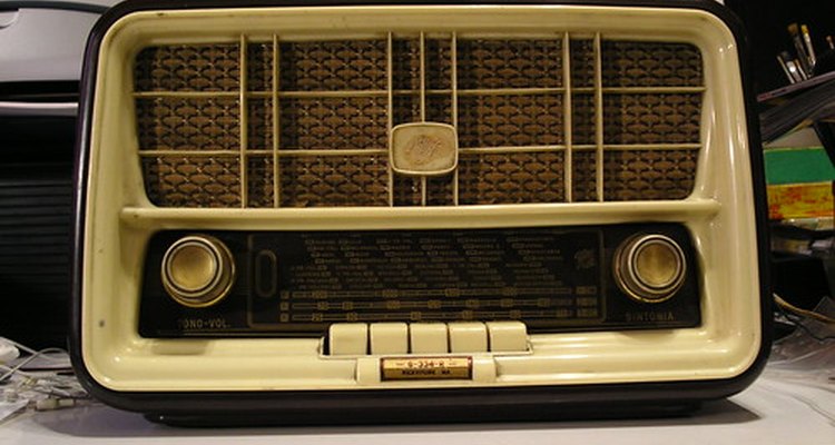 Los oyentes de radio son atraídos por la programación de una estación.