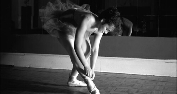 Las bailarinas usan calentadores para las piernas como parte de su uniforme.