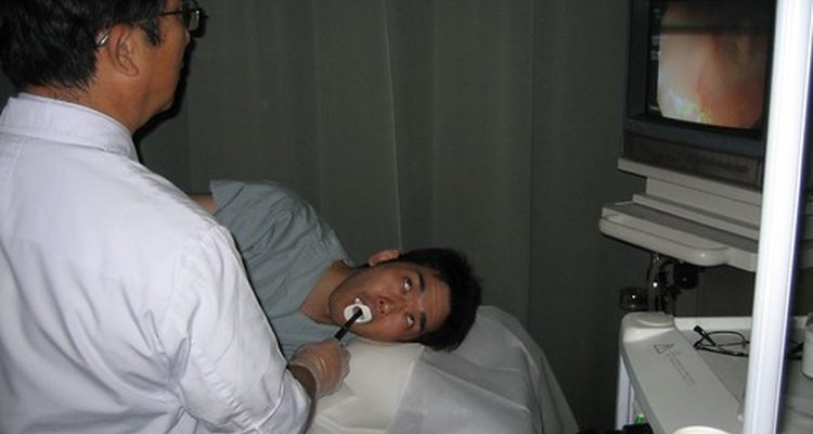 Durante uma endoscopia, um médico insere um tubo pela garganta