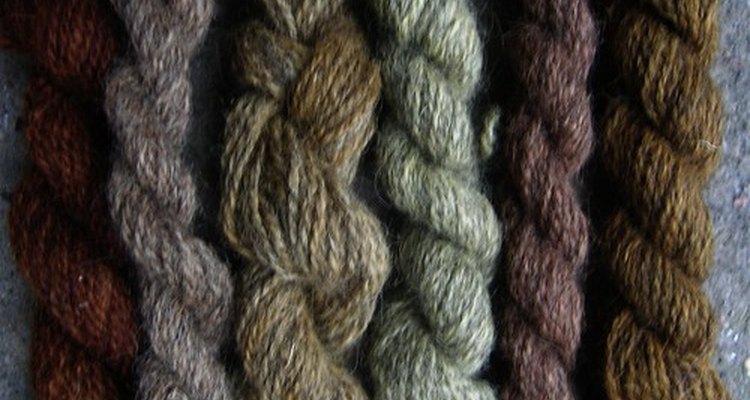 La lanolina es removida de la lana antes de que esta última se convierta en hilo.