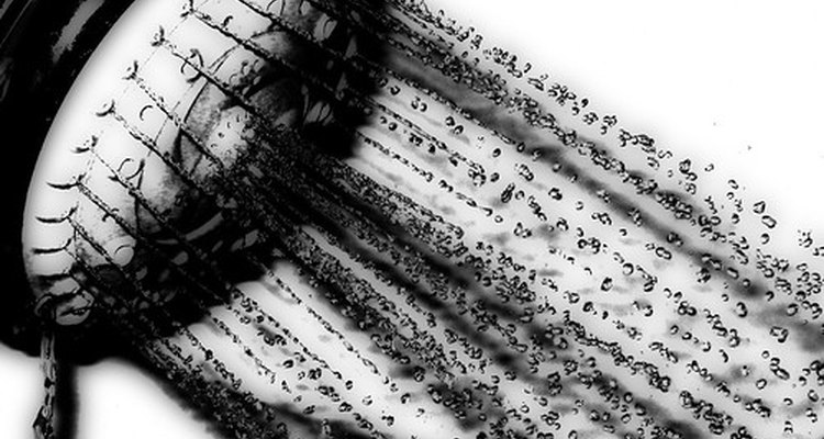 El agua del grifo de una ducha puede causar infecciones en los ojos.