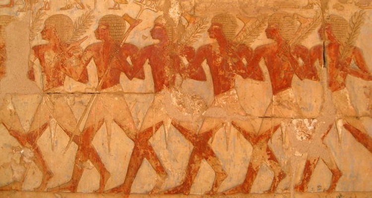 Egipcios usando prendas similares al shendyt.