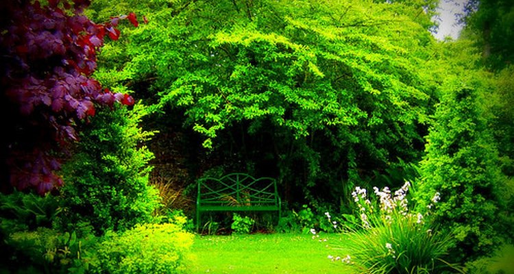 Un banco de jardín de hierro que recuerda el estilo victoriano.