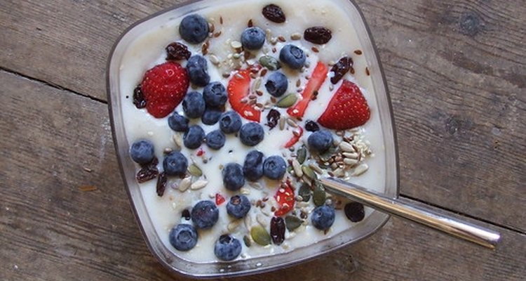 Agregar una media taza de arándanos al yogur es una manera de cosechar los beneficios de la baya.