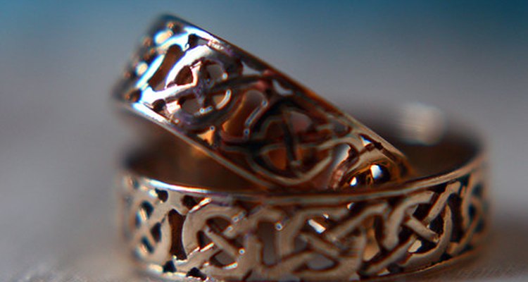 La joyería celta generalmente representa al inifinito con un diseño de entrelazado que no tiene principio ni fin.