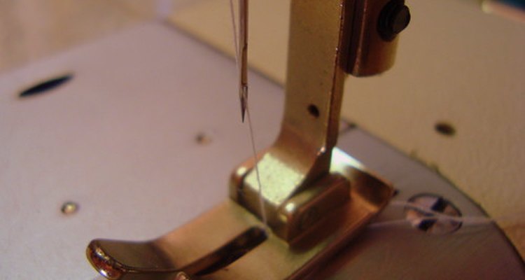 Máquinas de costura são usadas por alfaiates e costureiras