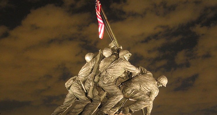 Estatuas de marines alzando una bandera en Iwo Jima durante la segunda guerra mundial.