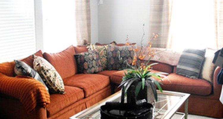 Los sofás rojo ladrillo y las paredes azul pálido son una combinación ganadora.