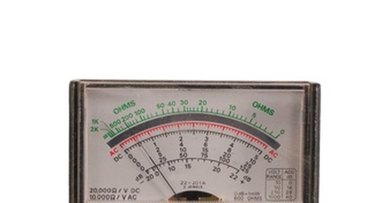Mostrador de um multímetro analógico com roda de calibração