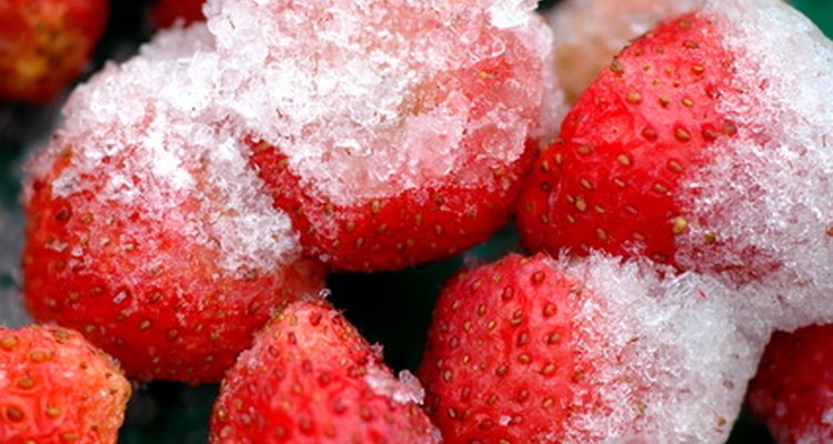 Mezclando frutillas congeladas, jugo de lima, hielo picado y ron harás un daiquiri congelado.