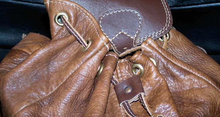 Uma bolsa de couro pode ser cara e retirar suas manchas pode incomodar
