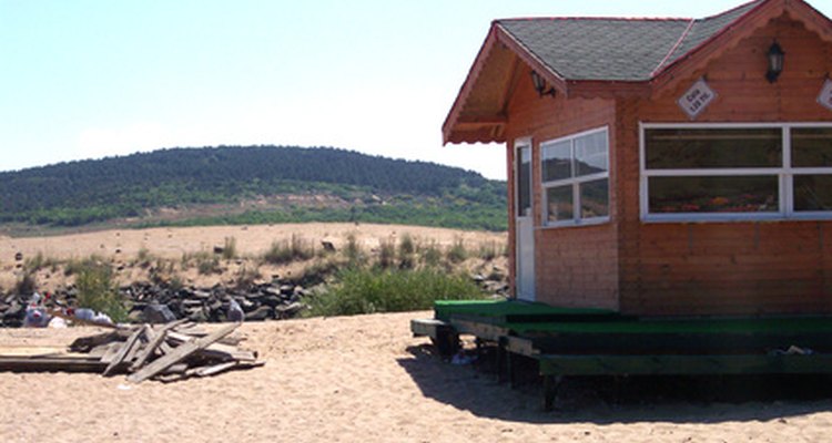 Las casas de playa son elevadas de la tierra por protección.