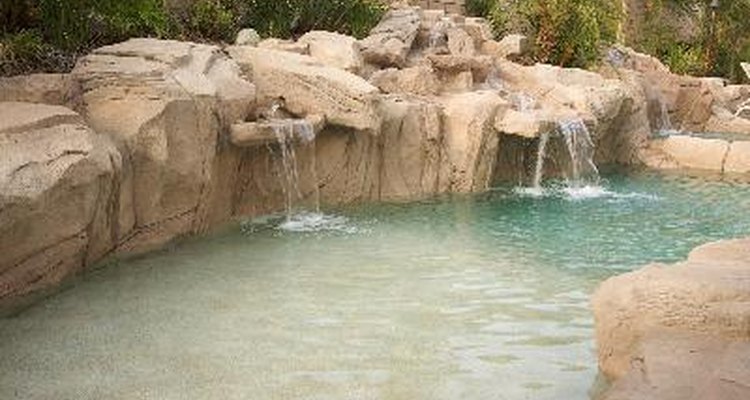 Una cascada de piscina tiene que comenzar con una fuente de agua.