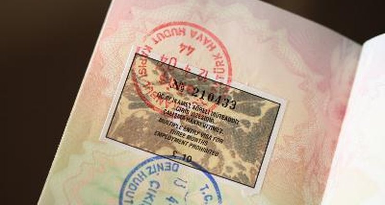 Quienes solicitan una visa de matrimonio tienen que presentar una Declaración Jurada de Apoyo I-864.
