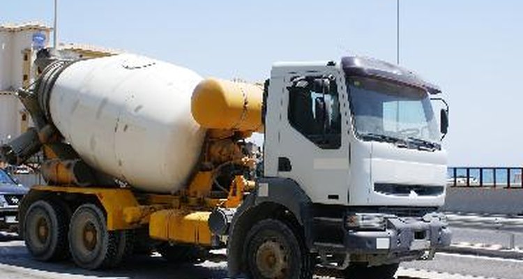 Un gran camión revolvedor de concreto hace que preparar la mezcla de color sea más sencillo.