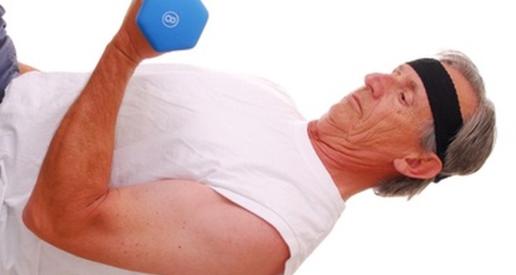 Los desgarros musculares ocurren comúnmente por el el uso excesivo y el ejercicio físico.