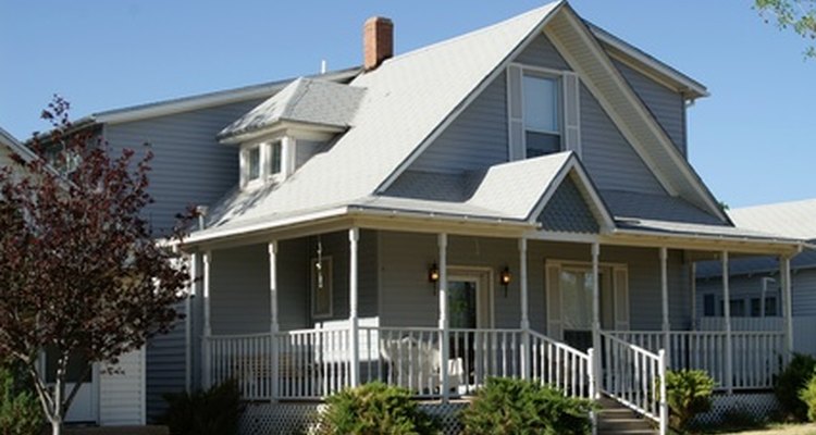 Si construyes un nuevo porche, quizás tengas que adherirlo al techo existente de tu casa.