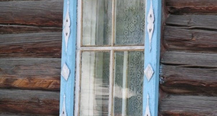Deixar o ar fresco entrar na sua casa ajudará o cheiro de fumaça a desaparecer