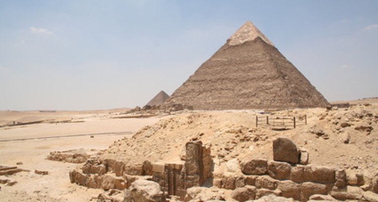 Cubre las paredes con pósters de Egipto o jeroglíficos dibujados a mano en papel marrón.