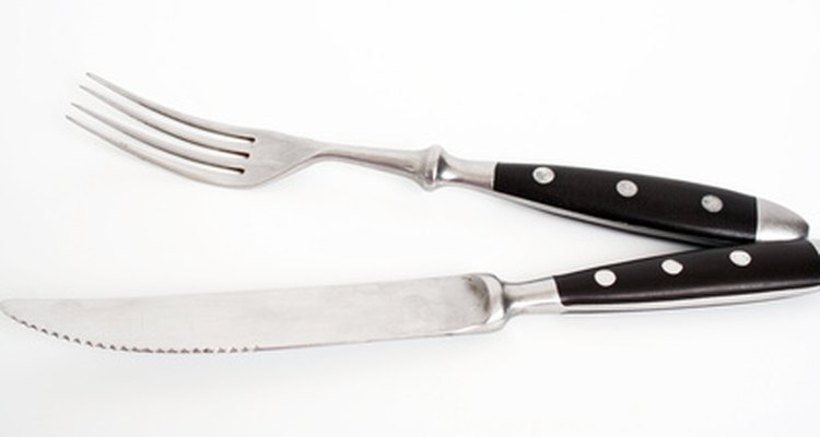 A simple butter knife should be all you need to open a Nintendo DS game cartridge.