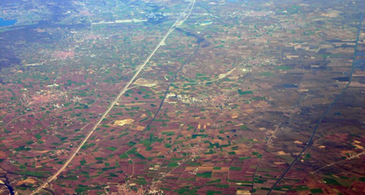 Las carreras en geografía implican la interacción entre la tierra y la gente.