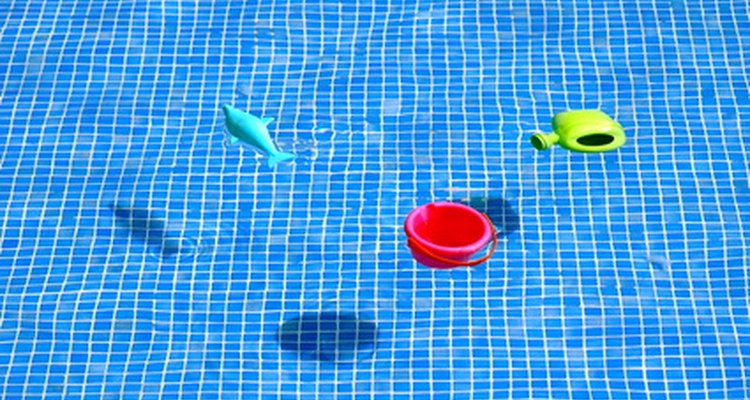 Los juguetes de piscina resisten mejor en una de fibra de vidrio.