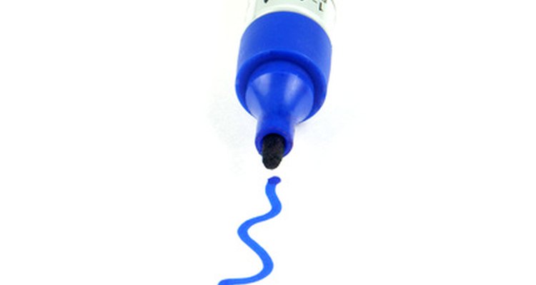 Remova manchas causadas por canetas permanentes usando utensílios domésticos comuns