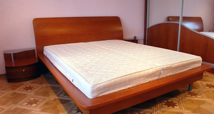 Funda de colchón de la cama. Lava el protector impermeable con agua tibia.
