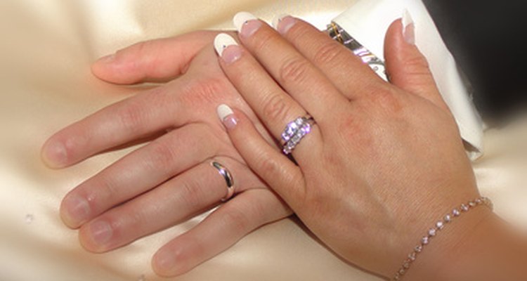 El juego de anillos de matrimonio se usa en la mano izquierda.