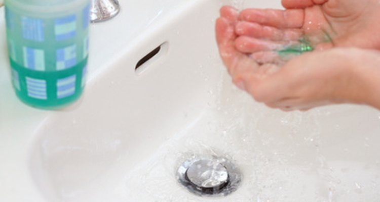Enseña a los pequeños a lavarse con frecuencia las manos para detener la diseminación de gérmenes.
