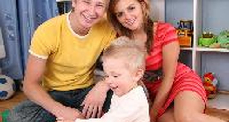 Los padres pueden trabajar con los niños pequeños para aprender nuevas habilidades.