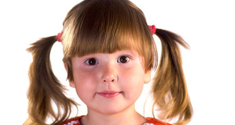 Utiliza aliento y elogio para lograr que tu niño de 4 años de edad use el inodoro.
