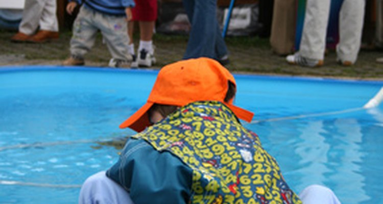 Los que tienen una piscina advierten que el cloro líquido que compraron tiene un olor y un color que les resulta familiar.