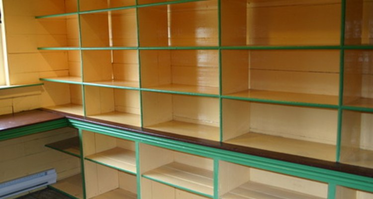 Organizar un armario con estantes de madera te permite crear un espacio de almacenamiento adaptado a tus necesidades.